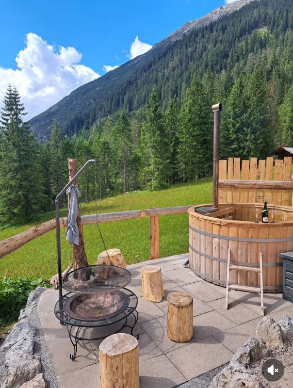 Genießt unsere herrliche Grillecke mit etwas Wellness dabei.  In einer einzigartigen Atmosphäre mit tollen Ausblick in die Natur.  Die Seele baumeln lassen und die Ruhe genießen.
